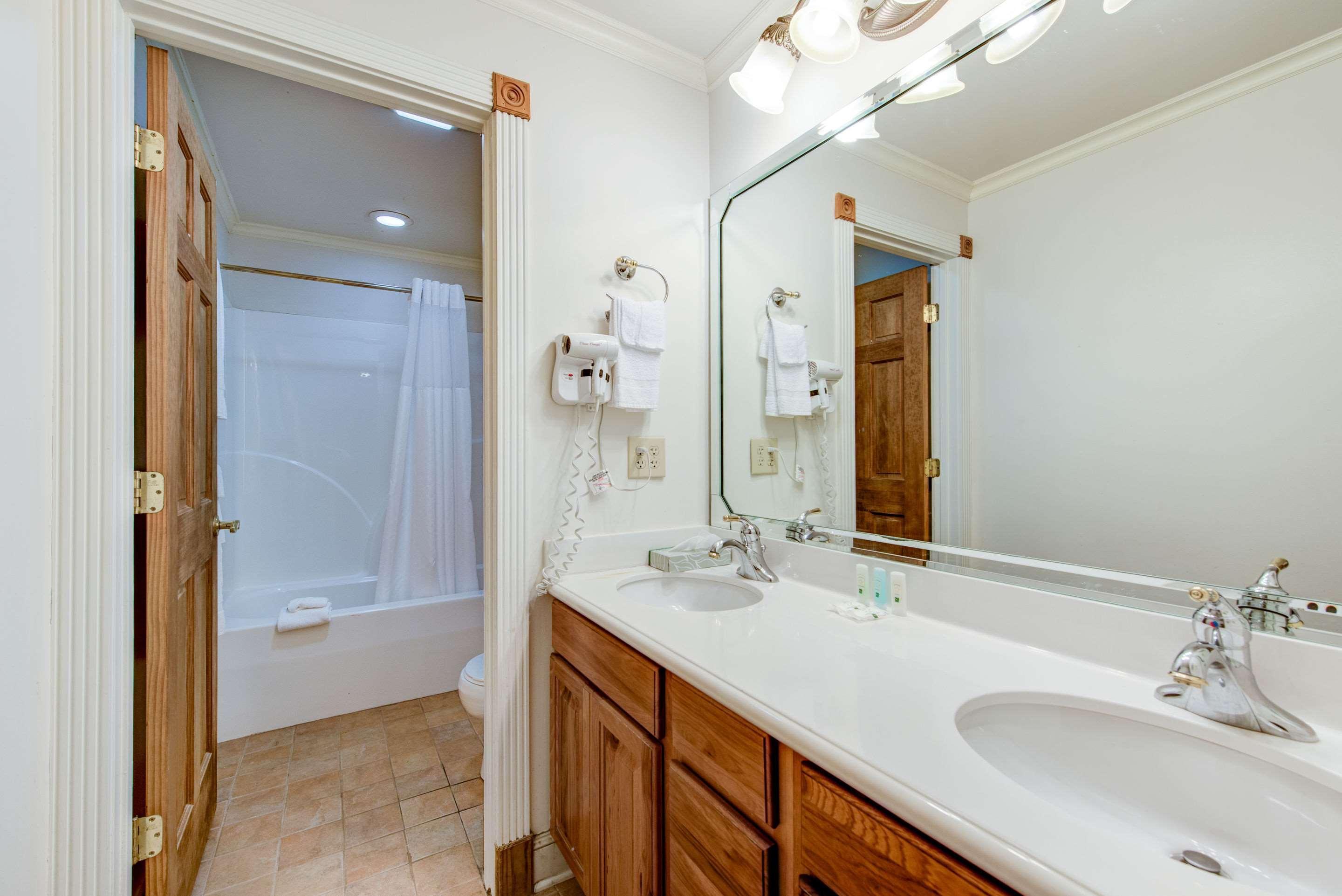 Quality Creekside - Downtown Inn