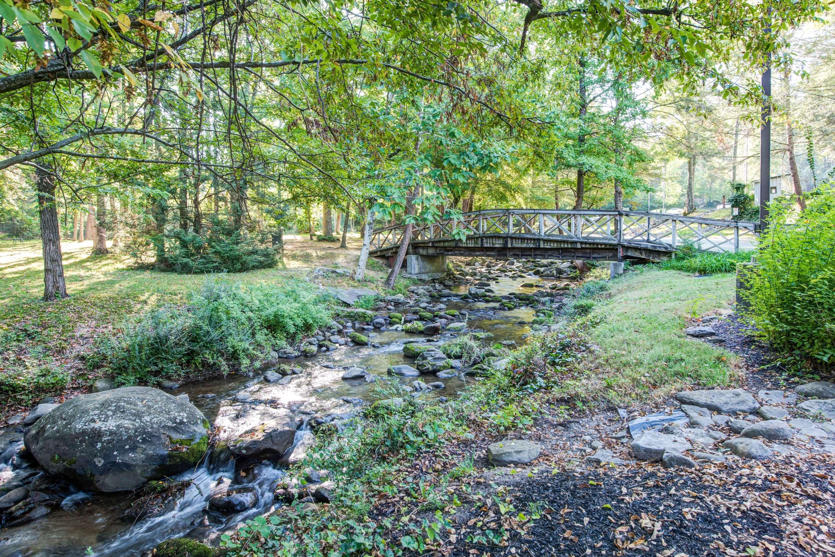 Quality Creekside - Downtown Inn 2*