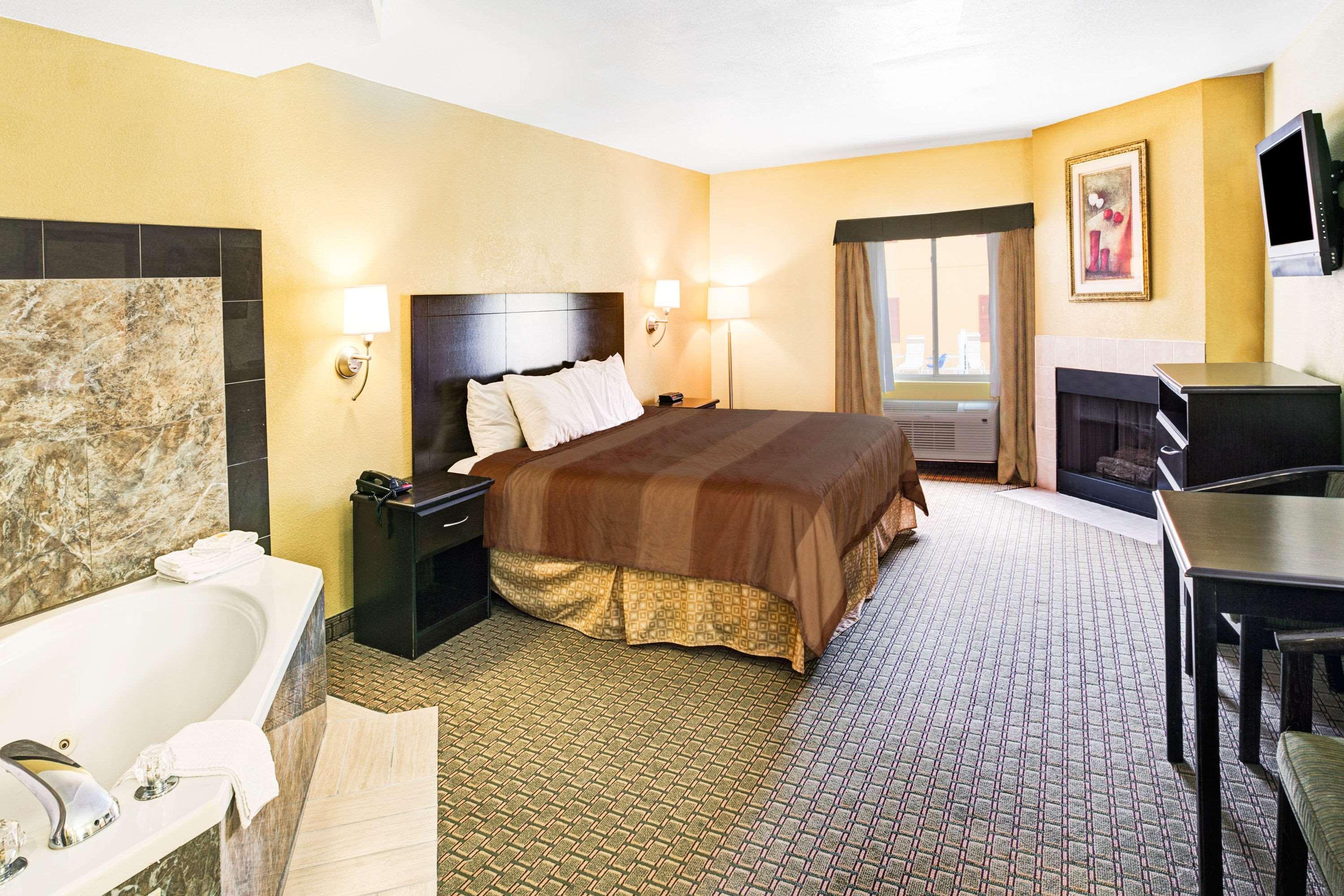 Days & By Wyndham Downtown Parkway Hotel