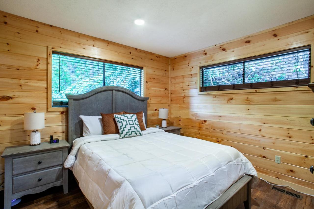 Serenity View- Firepit, Game Room, Community Pools Holiday home *