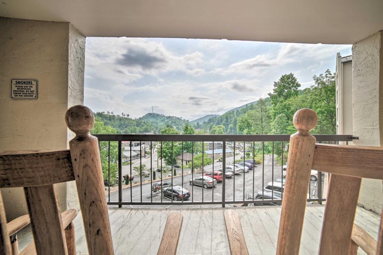 Apartment With Smoky Views Walk To Town!