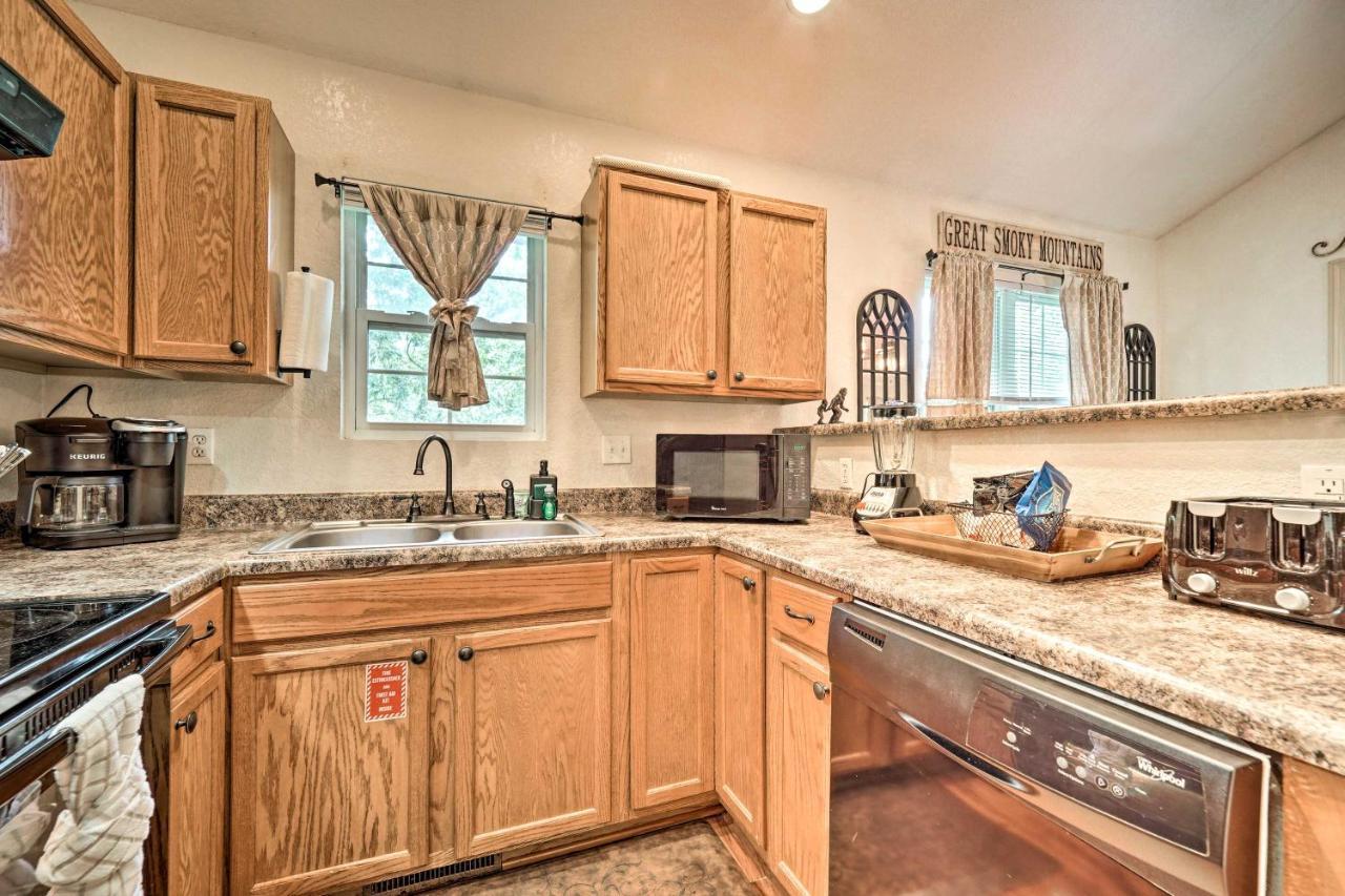 Classy Cabin, 3 Mi To Smoky Mtns Natl Park! Holiday home