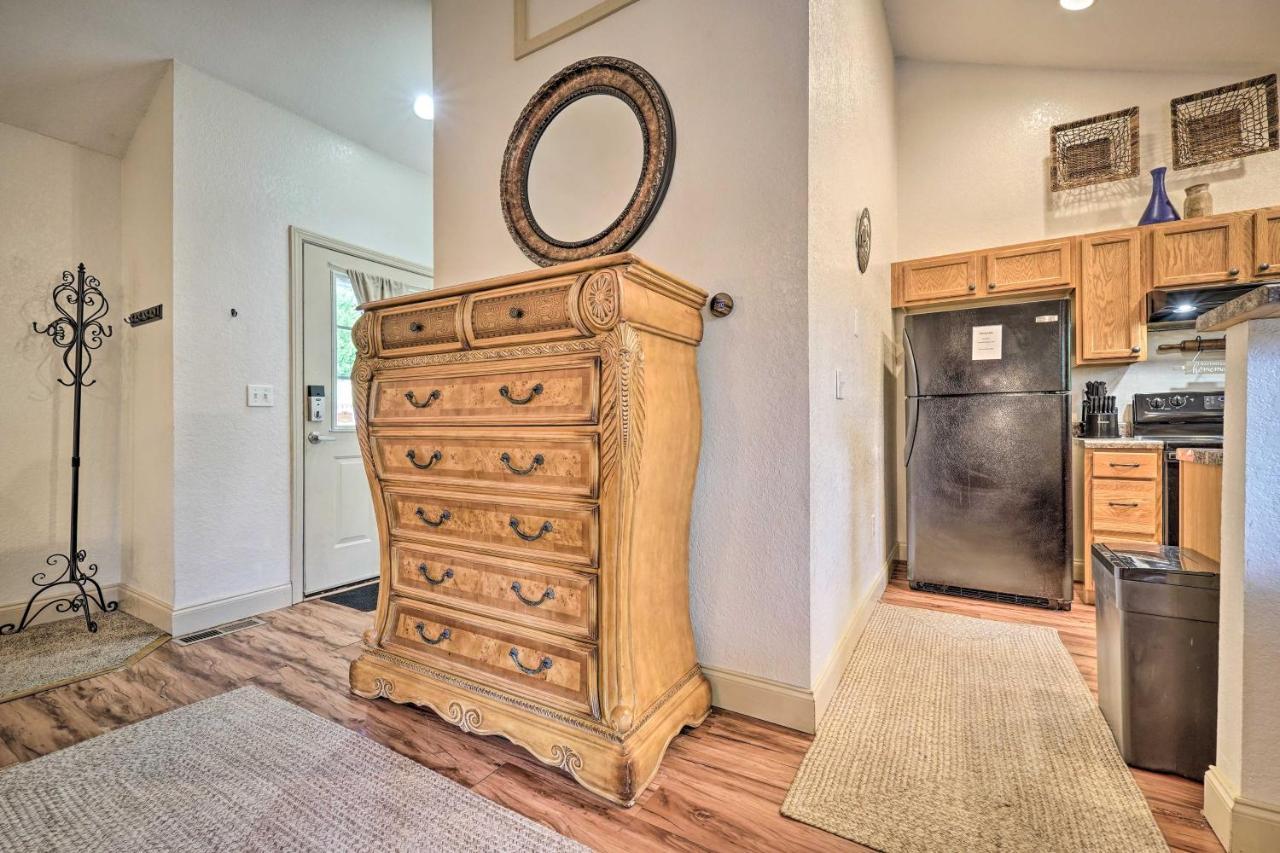 Classy Cabin, 3 Mi To Smoky Mtns Natl Park! Holiday home