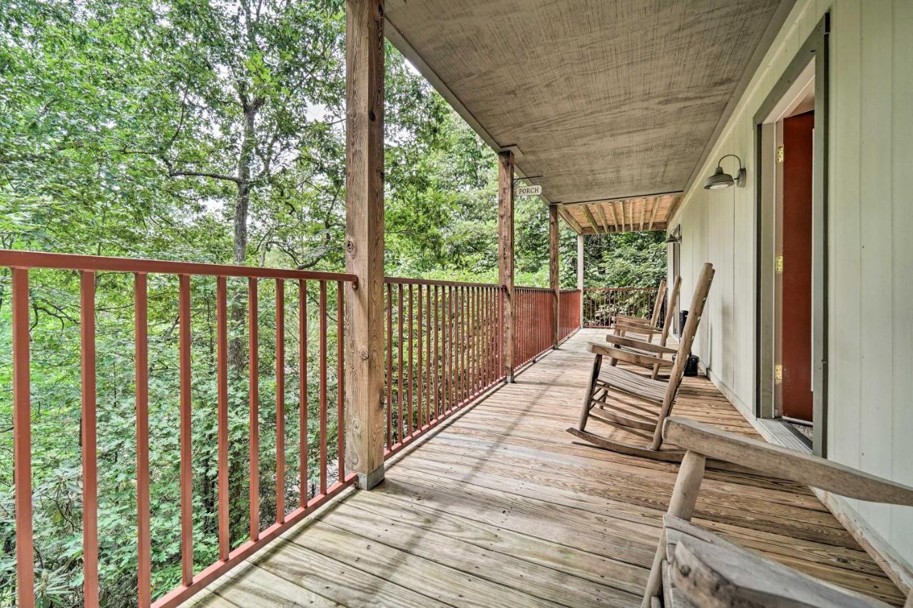 Classy Cabin, 3 Mi To Smoky Mtns Natl Park! Holiday home Gatlinburg