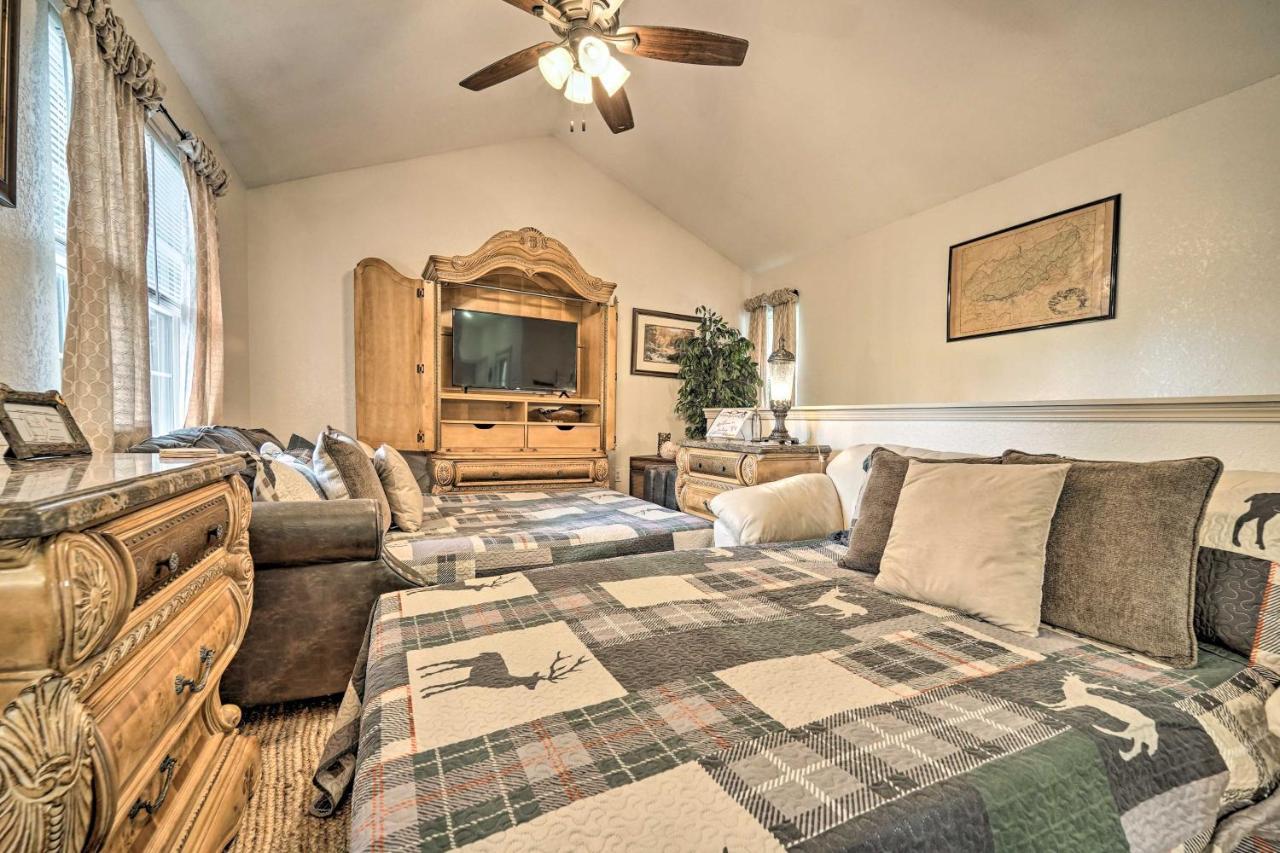 Holiday home Classy Cabin, 3 Mi To Smoky Mtns Natl Park!