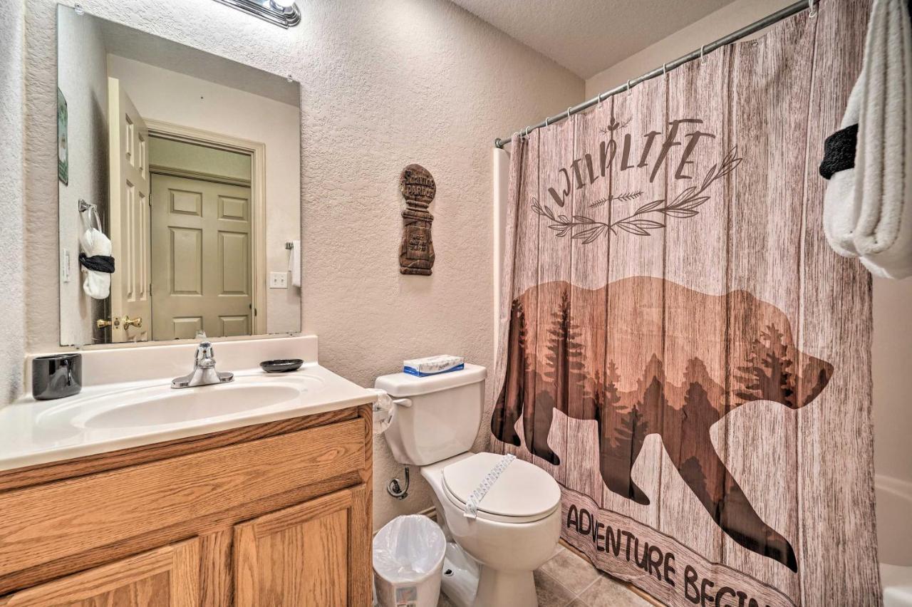 Classy Cabin, 3 Mi To Smoky Mtns Natl Park! Holiday home