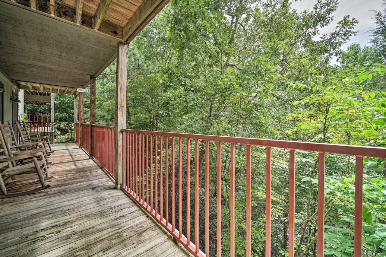 Classy Cabin, 3 Mi To Smoky Mtns Natl Park! Holiday home *