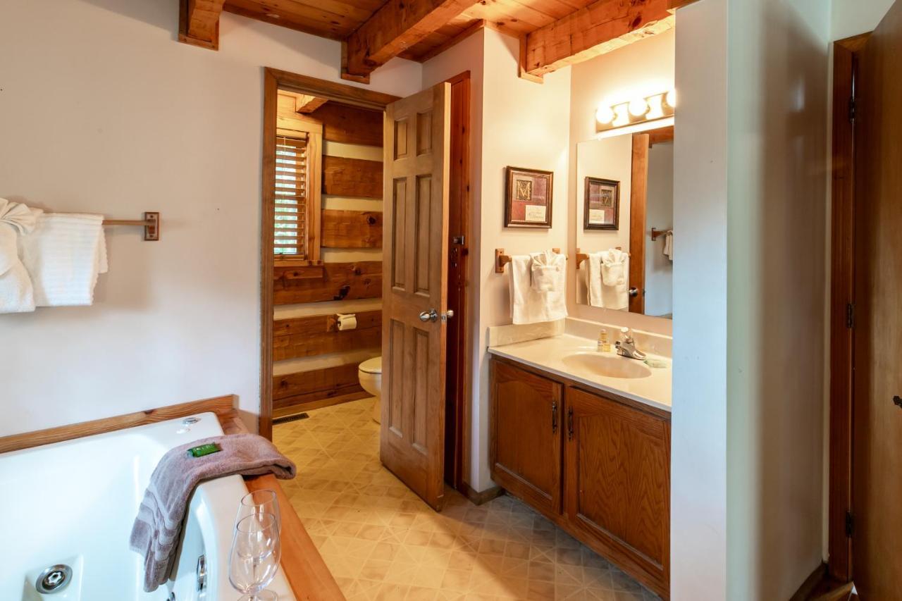 Wolf Run Location Log Cabin Hot Tub Holiday home *