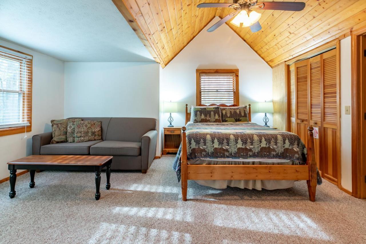 Wolf Run Location Log Cabin Hot Tub * Gatlinburg