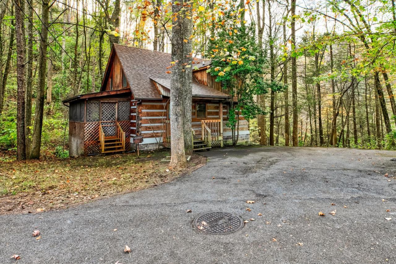 Wolf Run Location Log Cabin Hot Tub Gatlinburg