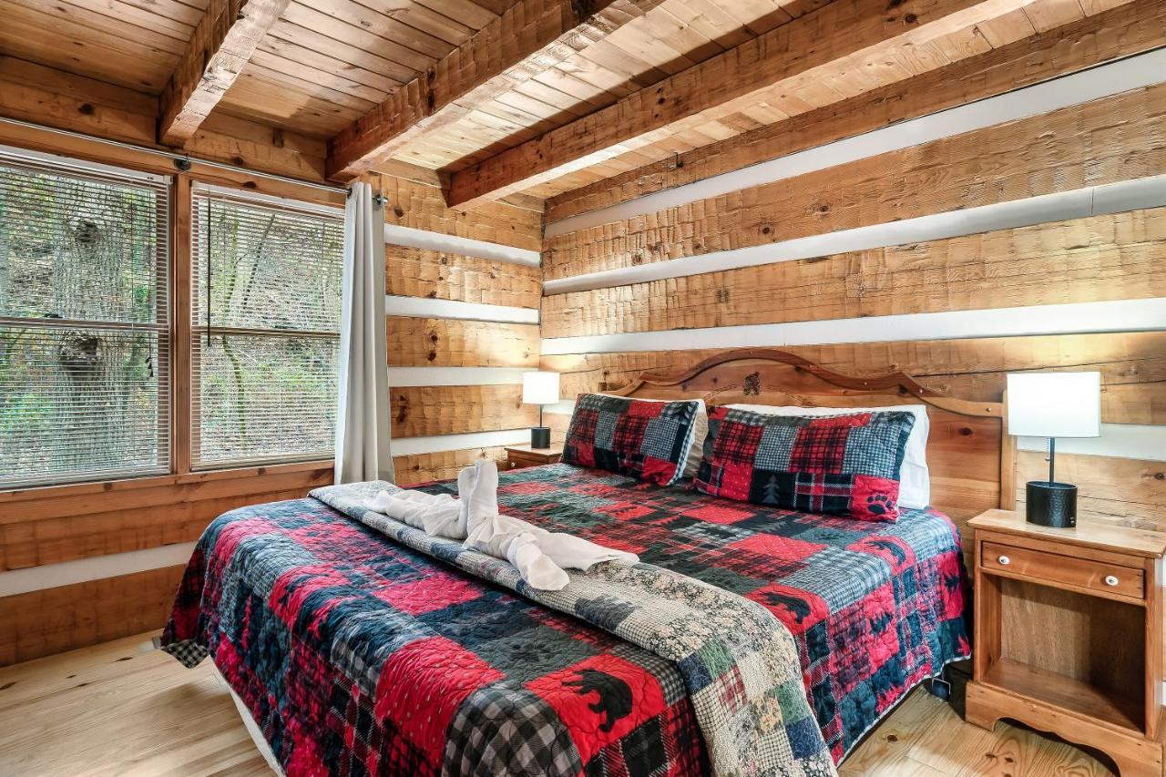 Wolf Run Location Log Cabin Hot Tub Gatlinburg