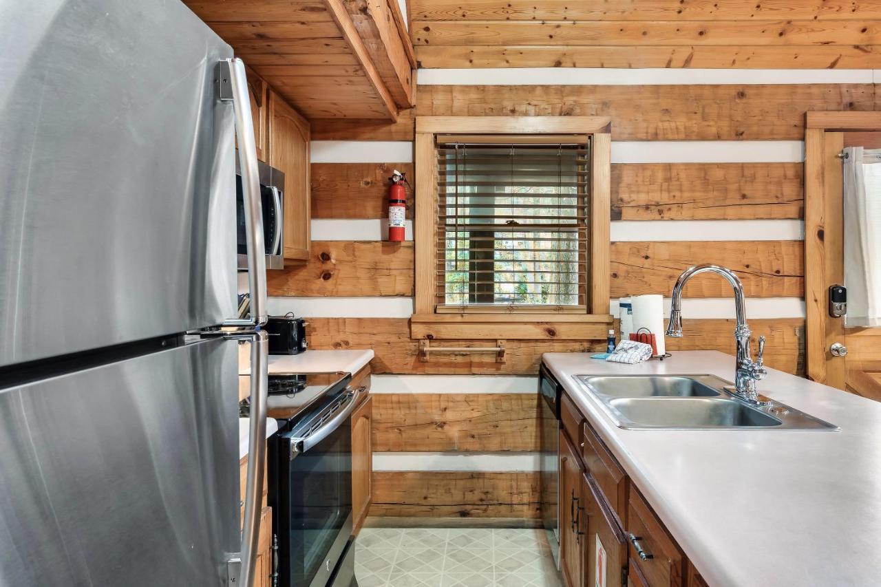 Wolf Run Location Log Cabin Hot Tub Holiday home Gatlinburg