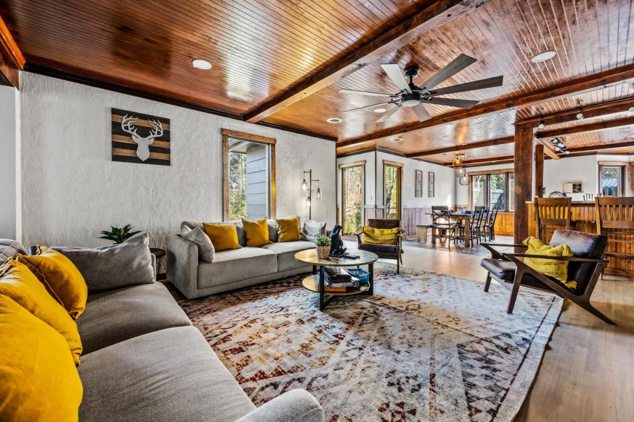 Smoky Bear Bnb! Theater, Game Room, Hot Tub, Bar, 5br 5ba Villa Gatlinburg