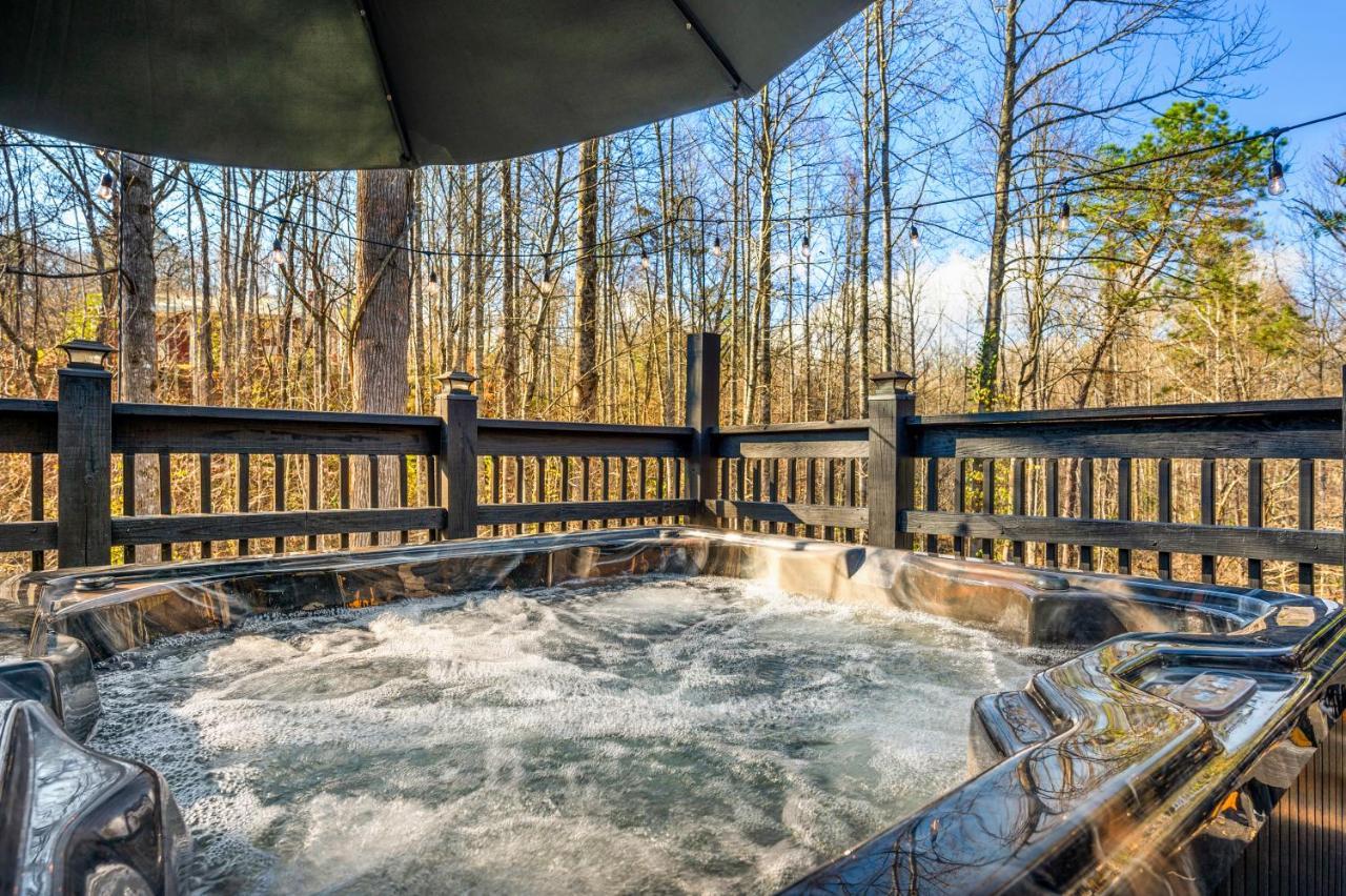 Villa Smoky Bear Bnb! Theater, Game Room, Hot Tub, Bar, 5br 5ba Gatlinburg