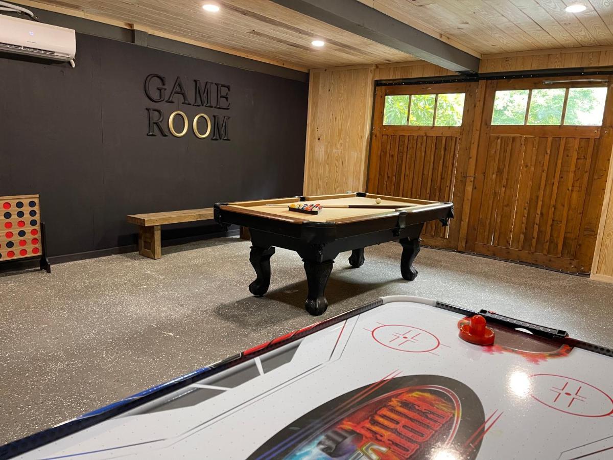 Villa Smoky Bear Bnb! Theater, Game Room, Hot Tub, Bar, 5br 5ba Gatlinburg
