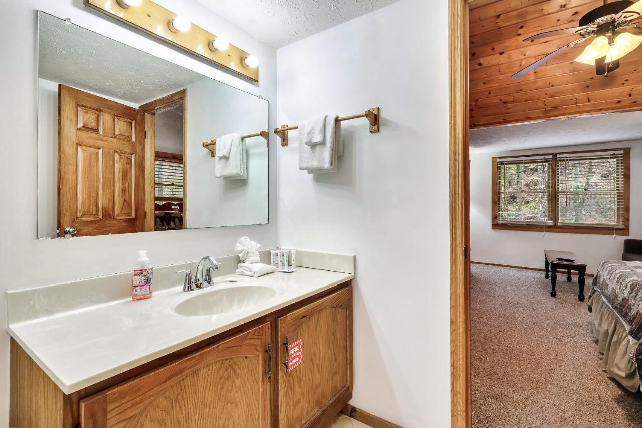 Wolf Run Location Log Cabin Hot Tub * Gatlinburg