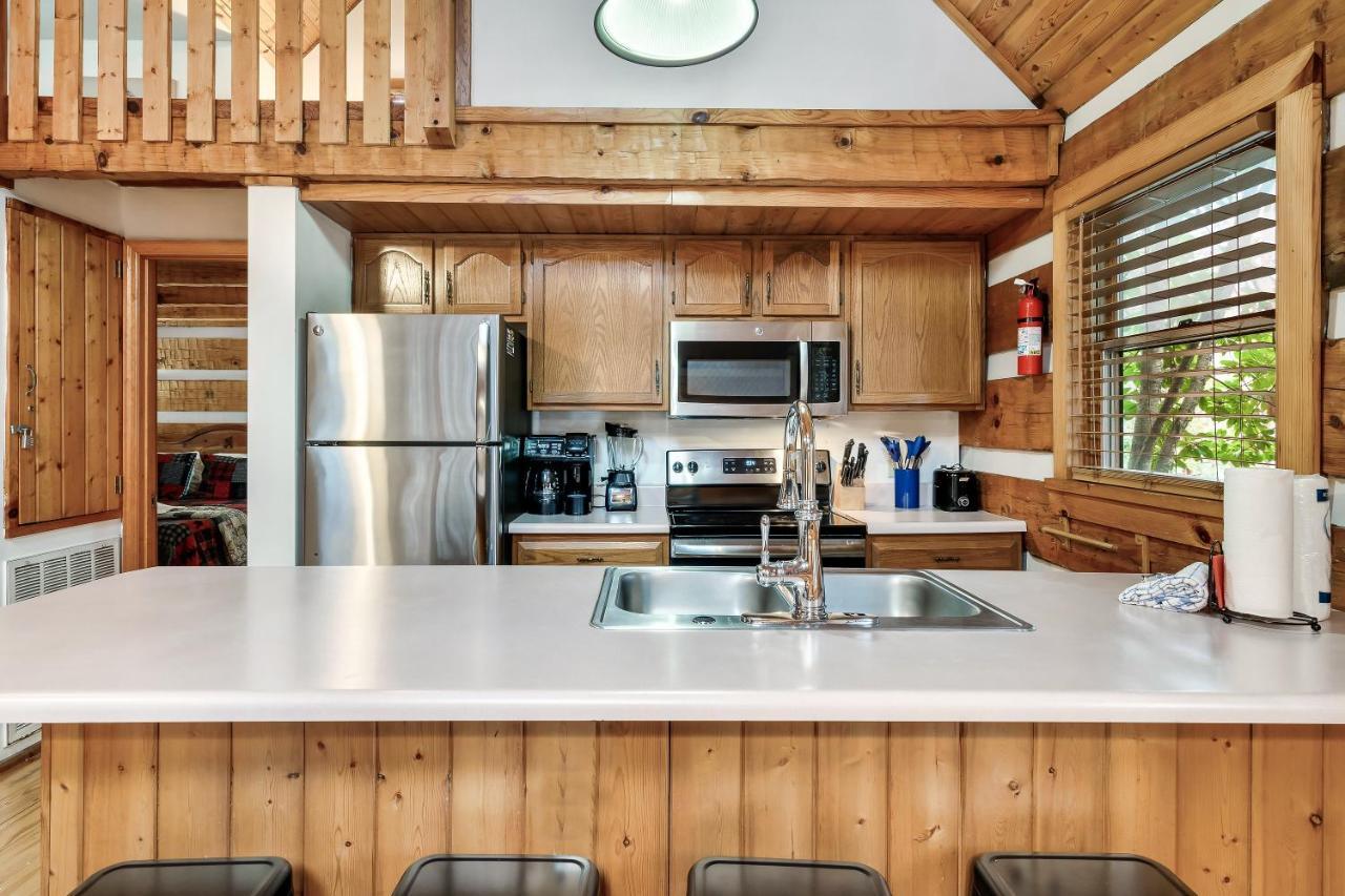 Wolf Run Location Log Cabin Hot Tub *