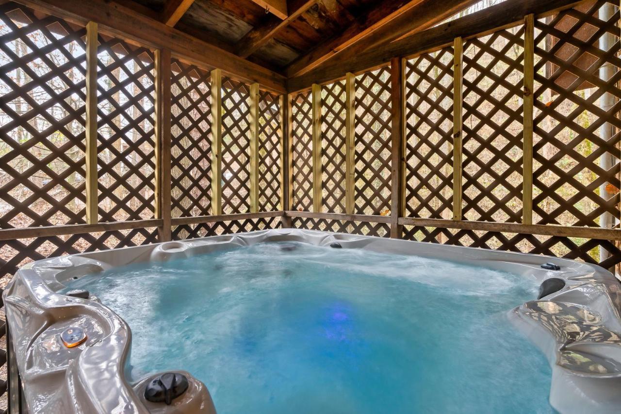 Wolf Run Location Log Cabin Hot Tub *