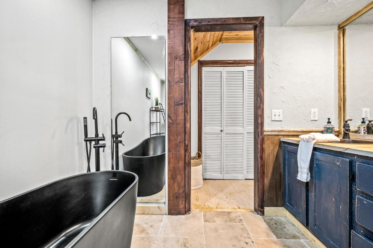 Smoky Bear Bnb! Theater, Game Room, Hot Tub, Bar, 5br 5ba *