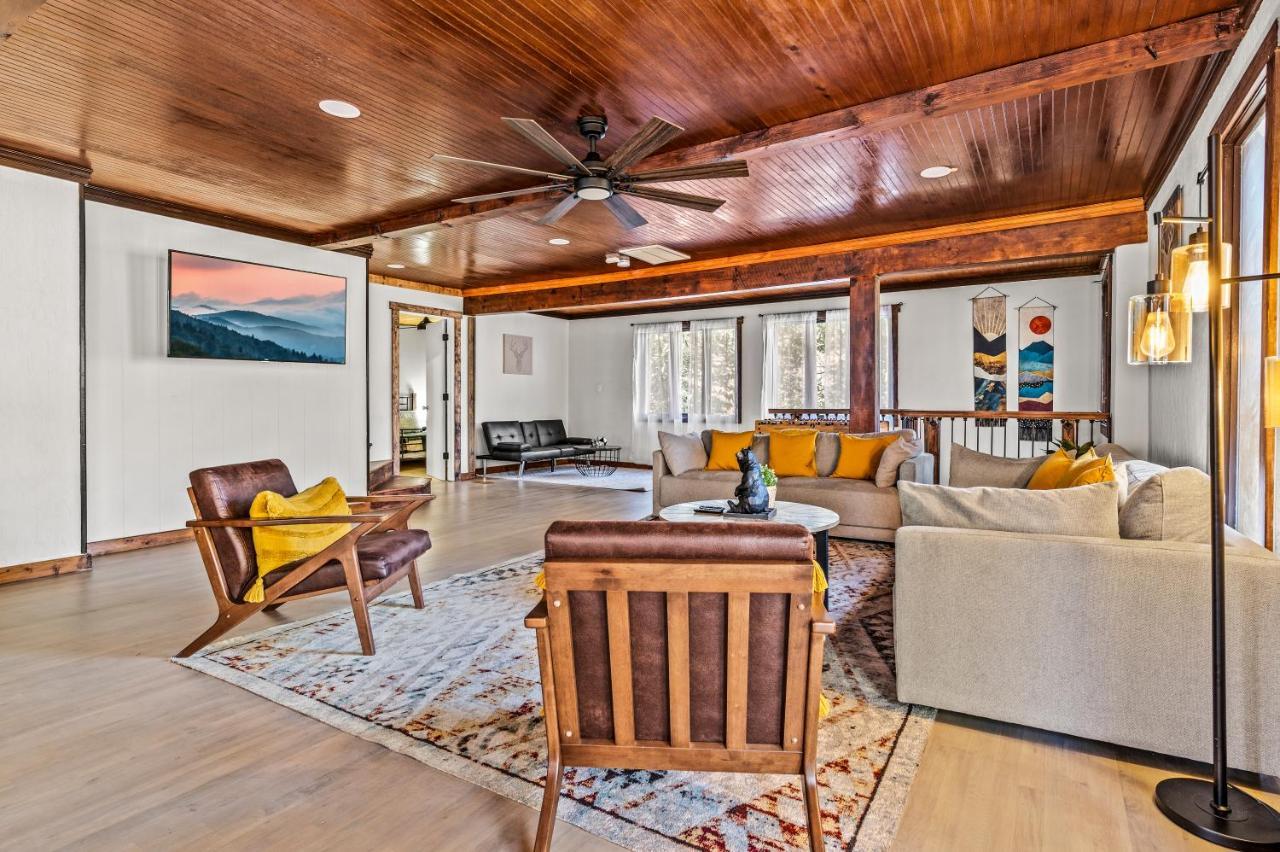 Smoky Bear Bnb! Theater, Game Room, Hot Tub, Bar, 5br 5ba Villa *