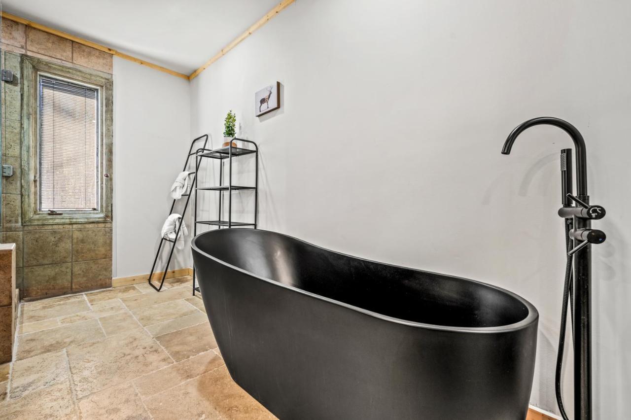 Villa Smoky Bear Bnb! Theater, Game Room, Hot Tub, Bar, 5br 5ba