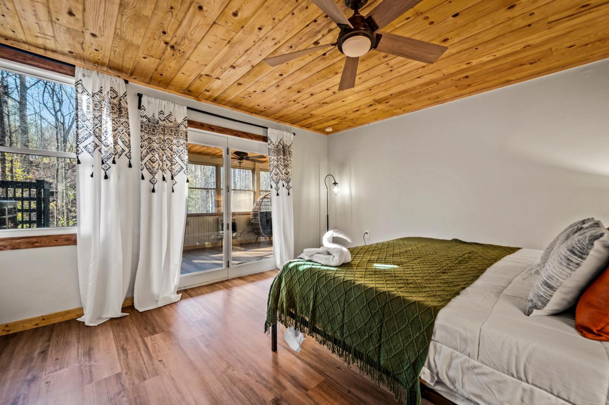 Smoky Bear Bnb! Theater, Game Room, Hot Tub, Bar, 5br 5ba * Gatlinburg
