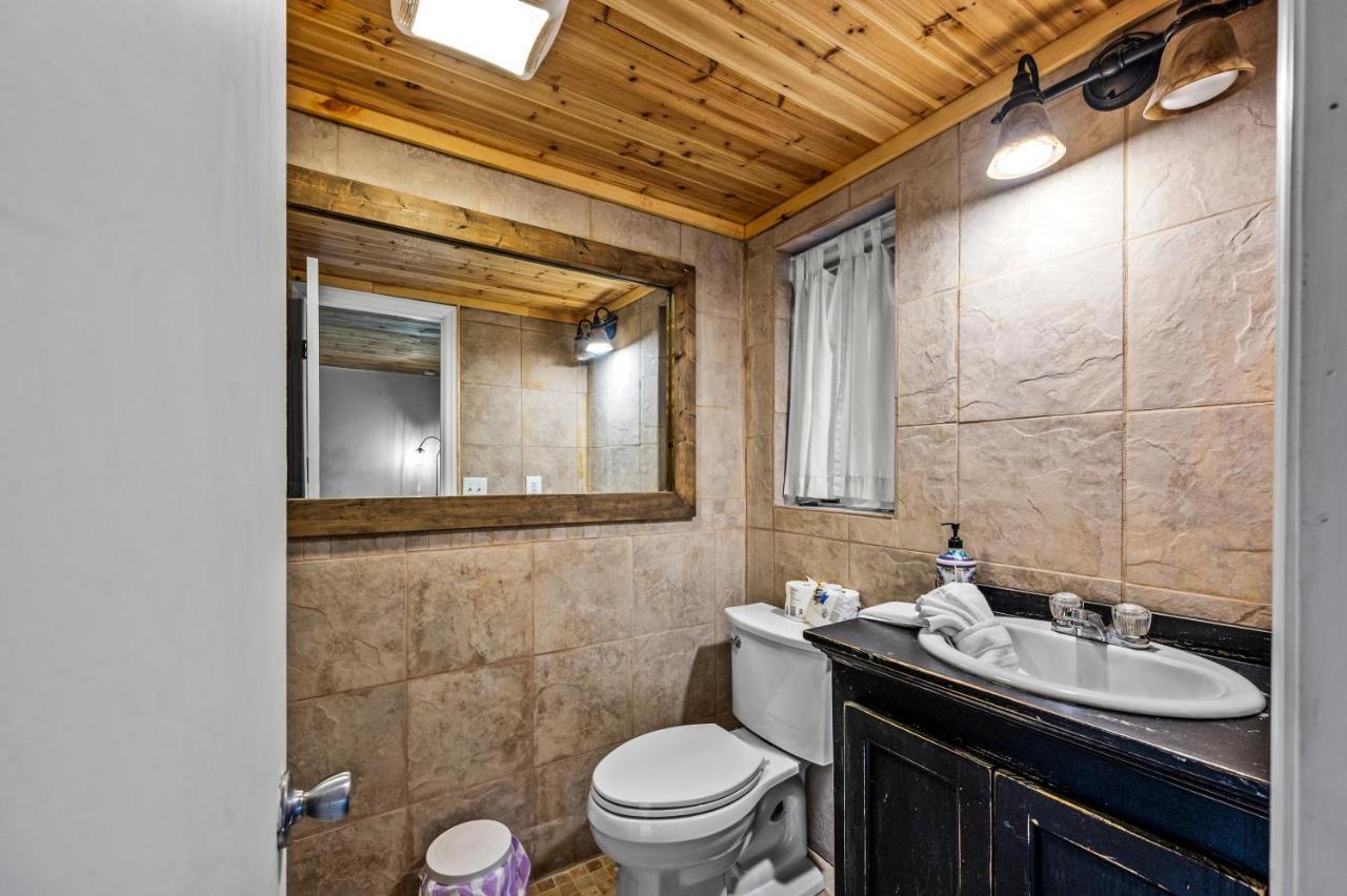 Villa Smoky Bear Bnb! Theater, Game Room, Hot Tub, Bar, 5br 5ba