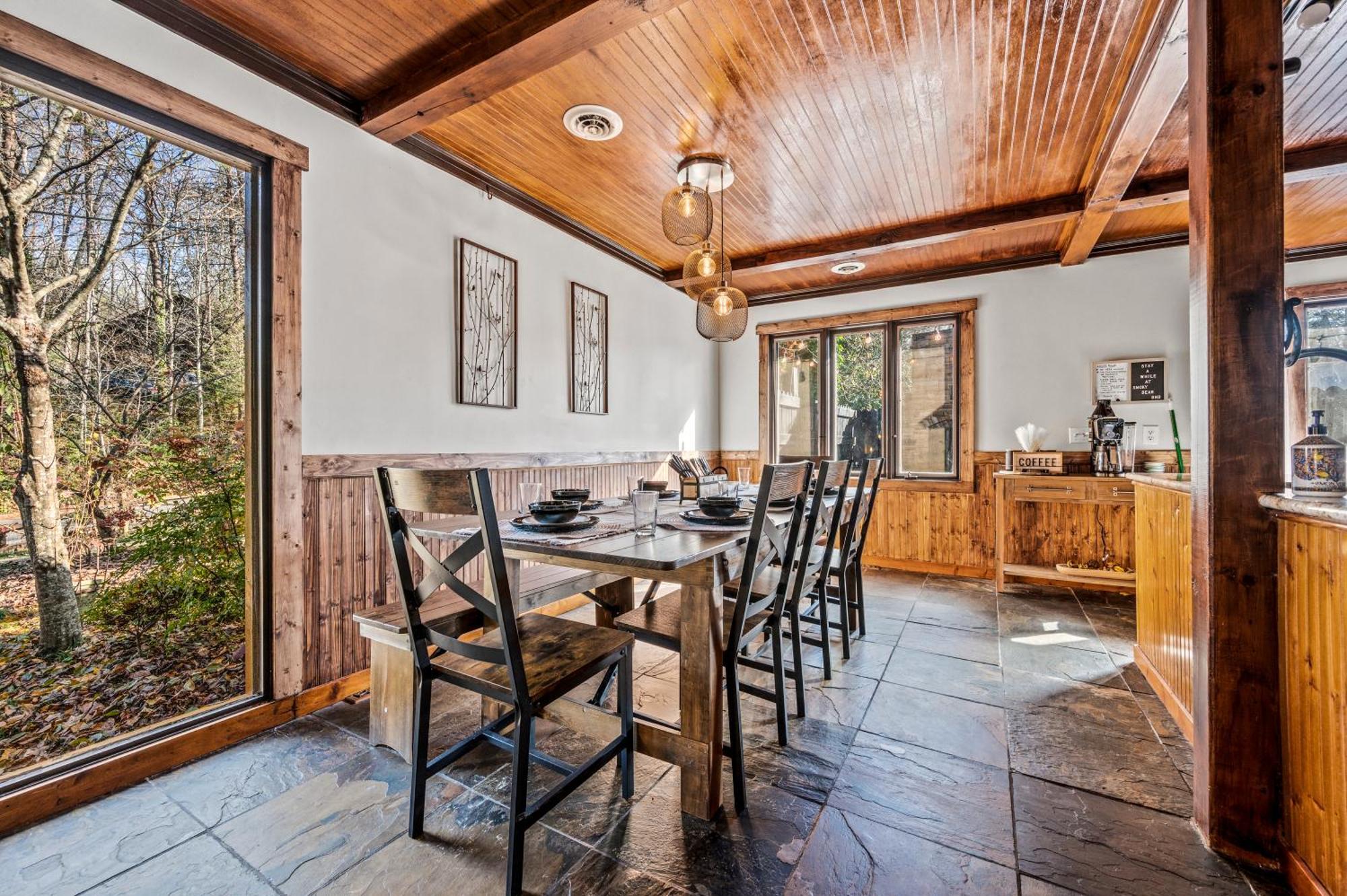 Smoky Bear Bnb! Theater, Game Room, Hot Tub, Bar, 5br 5ba Villa