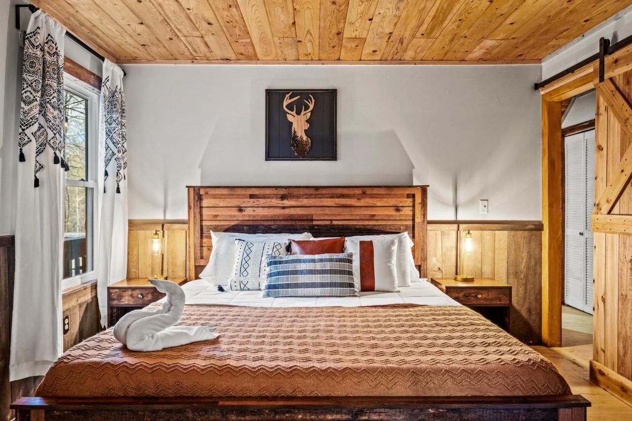 Villa Smoky Bear Bnb! Theater, Game Room, Hot Tub, Bar, 5br 5ba