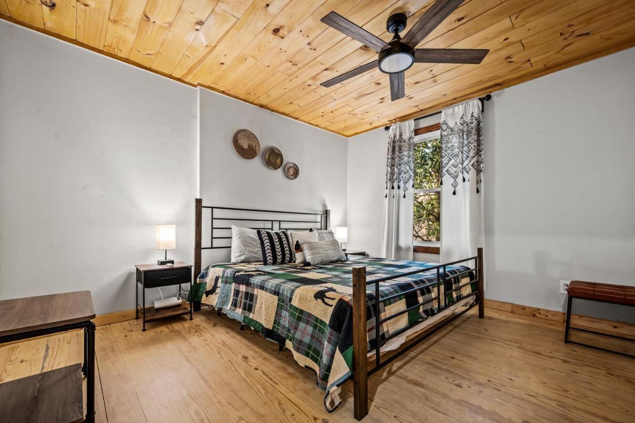 Smoky Bear Bnb! Theater, Game Room, Hot Tub, Bar, 5br 5ba Villa *