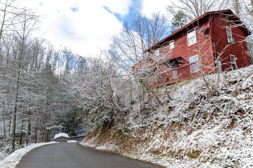 Cozy Cabin W/hot Tub & Wifi In Gatlinburg