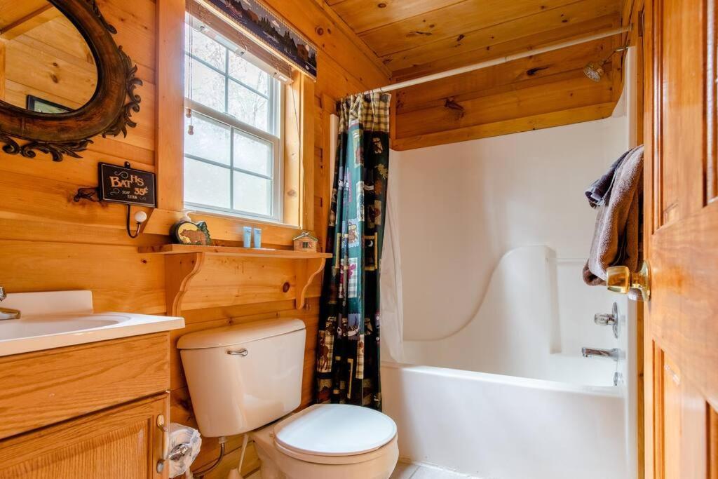 Cozy Cabin W/hot Tub & Wifi In Holiday home *