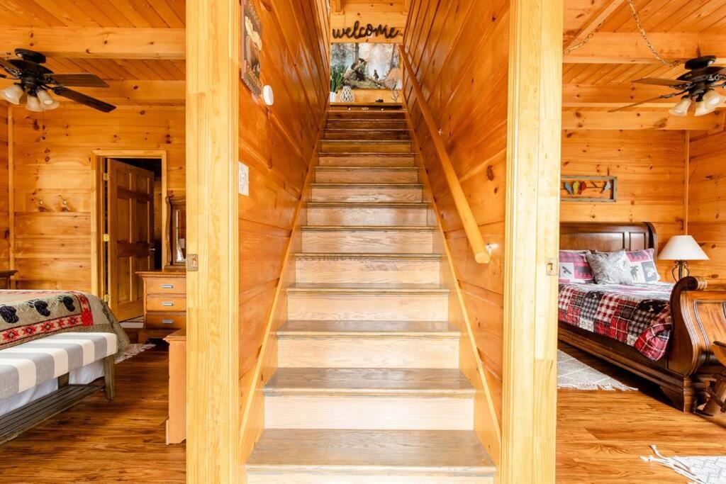 Cozy Cabin W/hot Tub & Wifi In Holiday home *