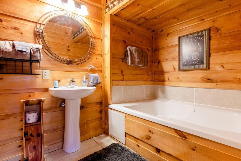 Cozy Cabin W/hot Tub & Wifi In Holiday home *