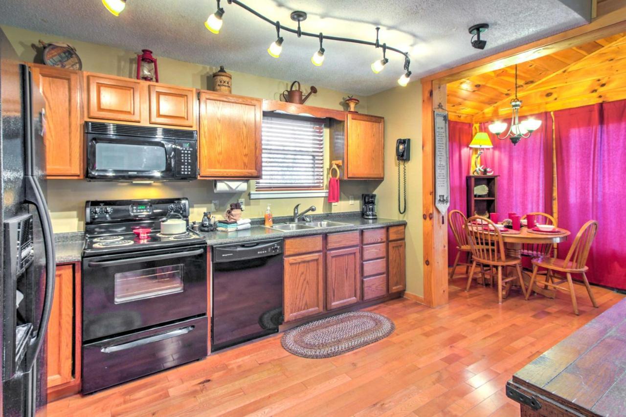 Holiday home Tree Top Dream Cabin With Hot Tub In Gatlinburg!