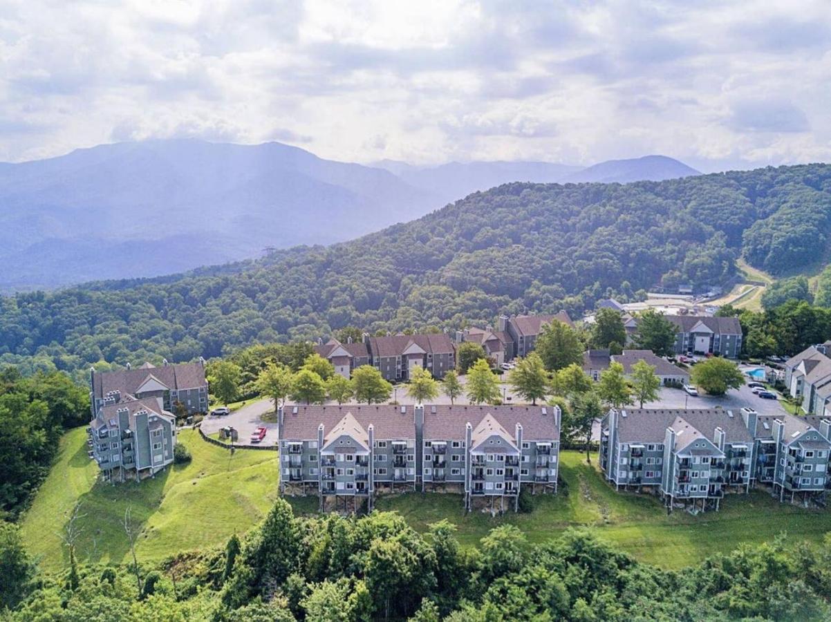 Wow Views!!-mountain Escape-outdoor Pool-close To Downtown-wifi-cable-private Balcony Apartment