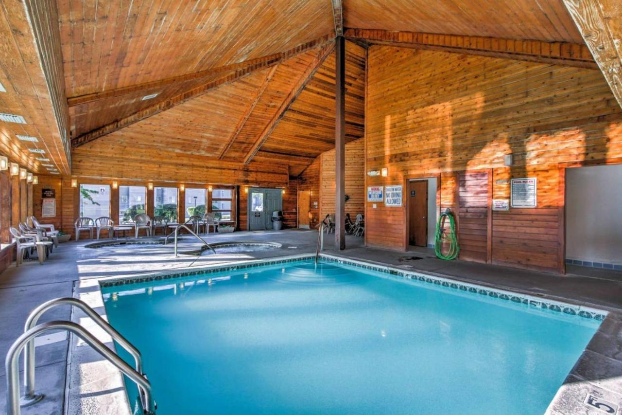Wow Views!!-mountain Escape-outdoor Pool-close To Downtown-wifi-cable-private Balcony Apartment *
