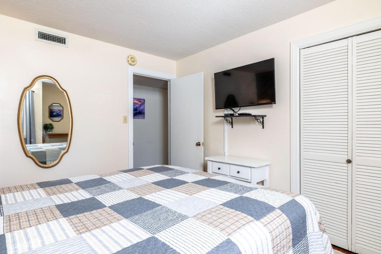 Wow Views!!-mountain Escape-outdoor Pool-close To Downtown-wifi-cable-private Balcony Apartment *