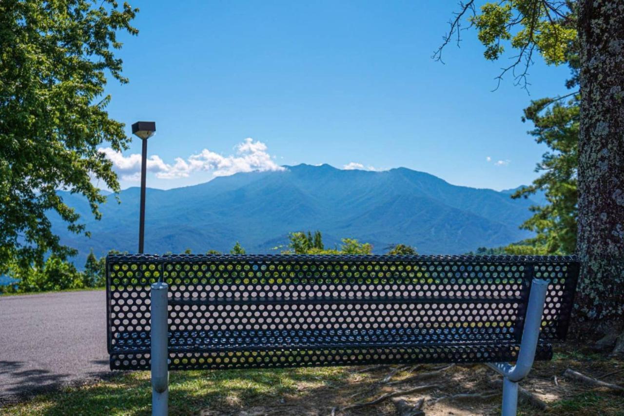 Wow Views!!-mountain Escape-outdoor Pool-close To Downtown-wifi-cable-private Balcony * Gatlinburg