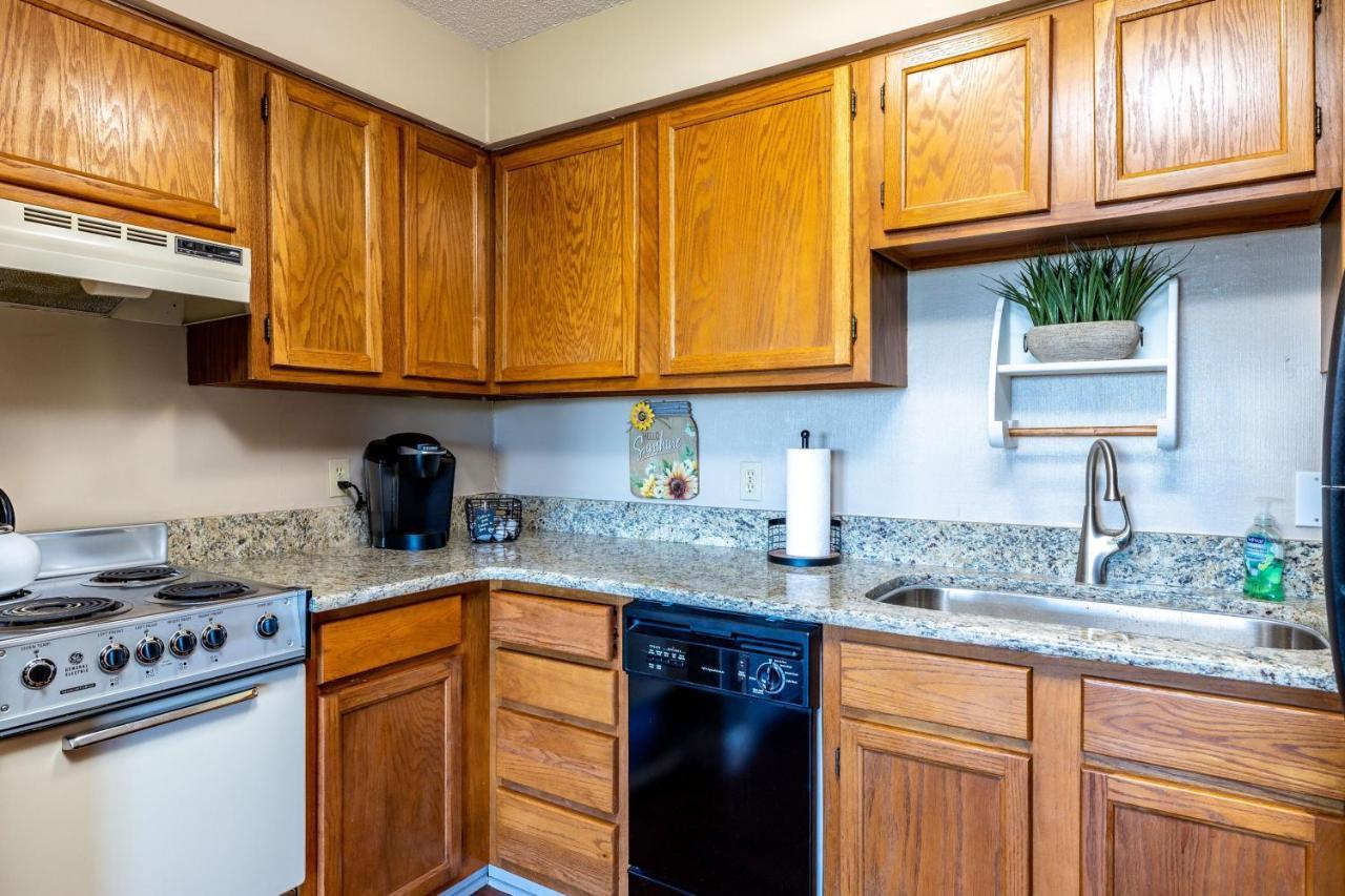 Wow Views!!-mountain Escape-outdoor Pool-close To Downtown-wifi-cable-private Balcony Apartment Gatlinburg