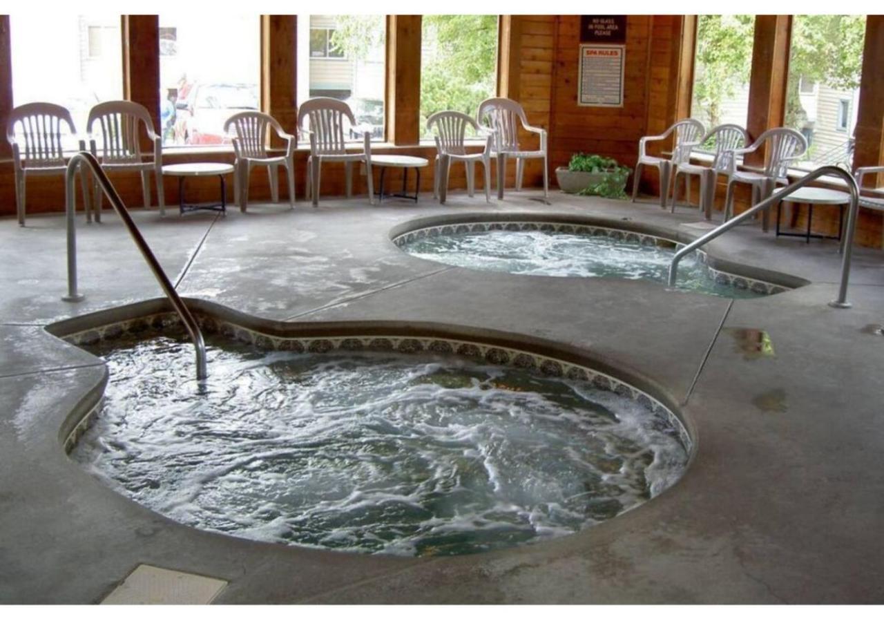Wow Views!!-mountain Escape-outdoor Pool-close To Downtown-wifi-cable-private Balcony Apartment *