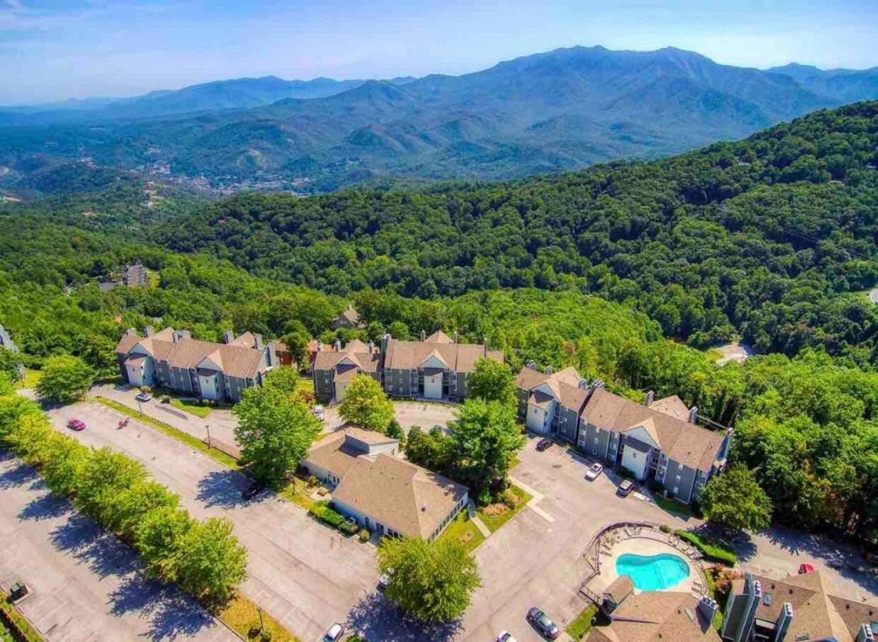 Apartment Wow Views!!-mountain Escape-outdoor Pool-close To Downtown-wifi-cable-private Balcony Gatlinburg