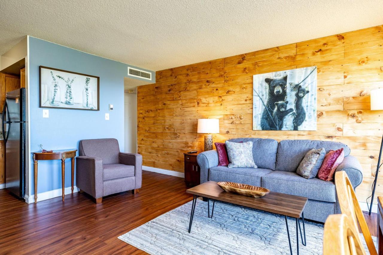 Wow Views!!-mountain Escape-outdoor Pool-close To Downtown-wifi-cable-private Balcony Apartment