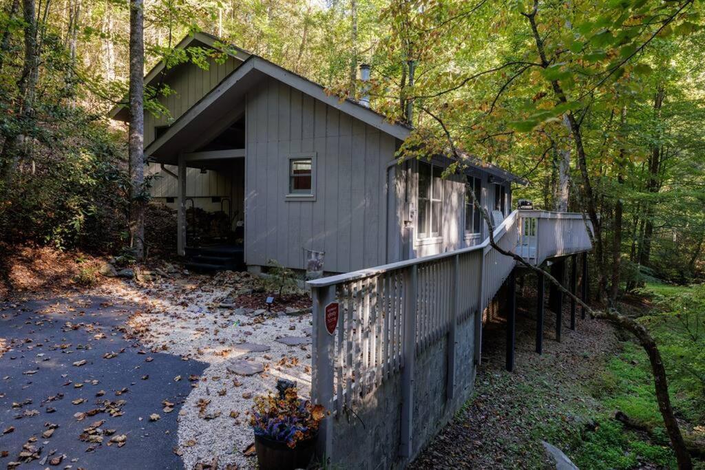 Misty Mountain Hop - Cobbly Nob Cabin With Hottub, Fast Wi-fi, Privacy, Pool * Gatlinburg