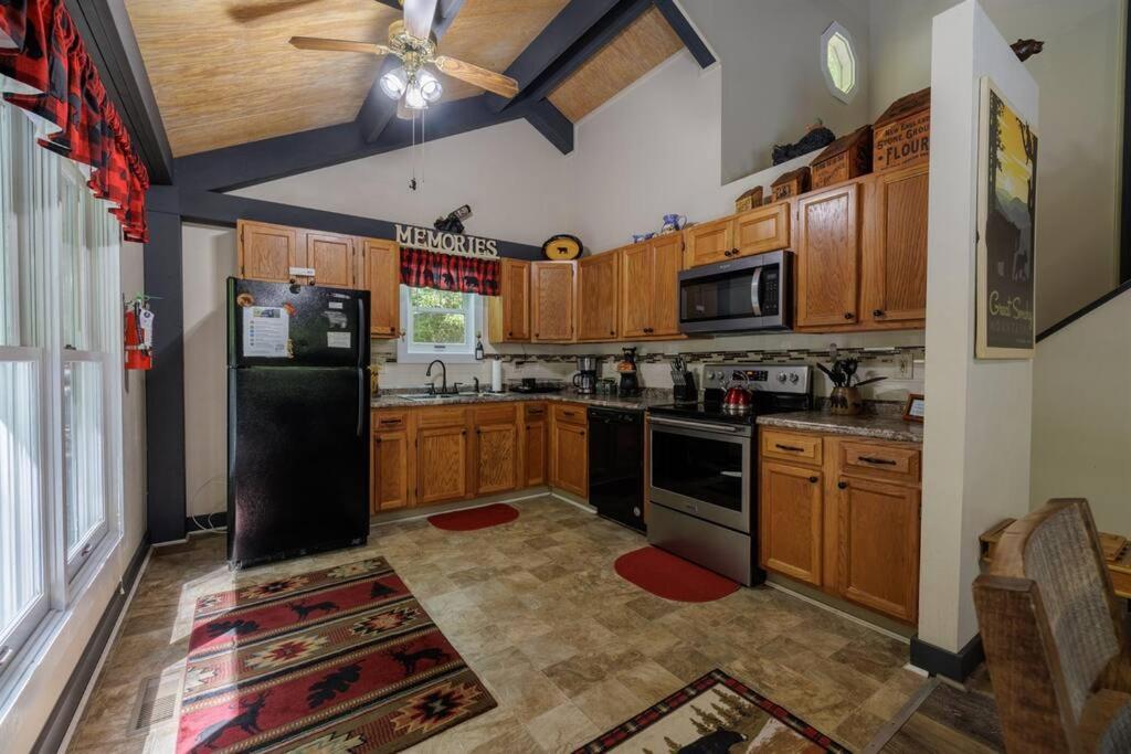 Holiday home Misty Mountain Hop - Cobbly Nob Cabin With Hottub, Fast Wi-fi, Privacy, Pool