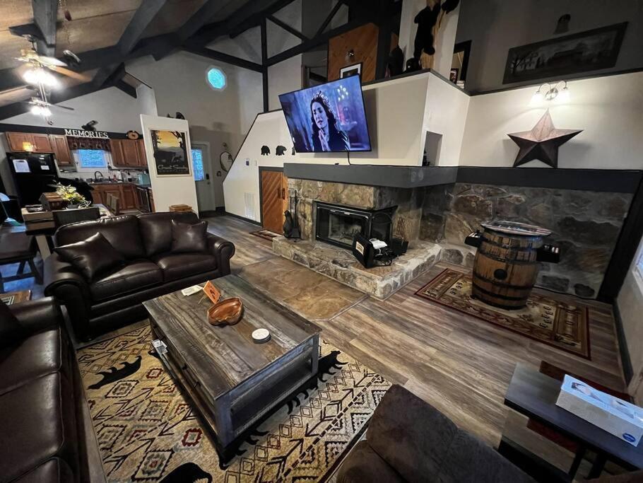 Misty Mountain Hop - Cobbly Nob Cabin With Hottub, Fast Wi-fi, Privacy, Pool Holiday home *