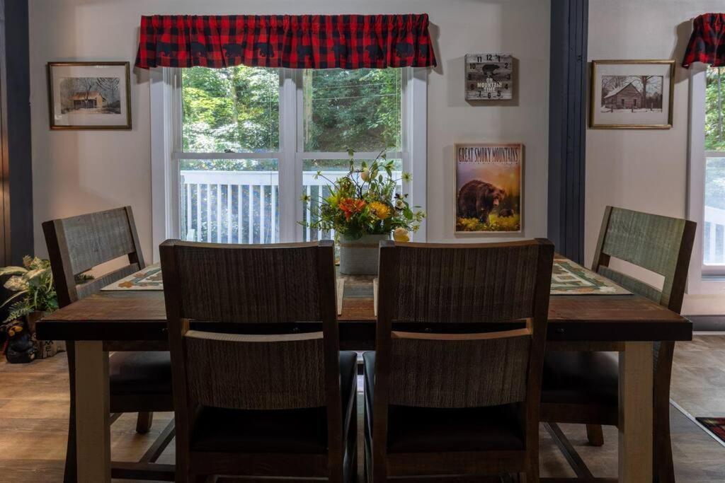 Holiday home Misty Mountain Hop - Cobbly Nob Cabin With Hottub, Fast Wi-fi, Privacy, Pool Gatlinburg