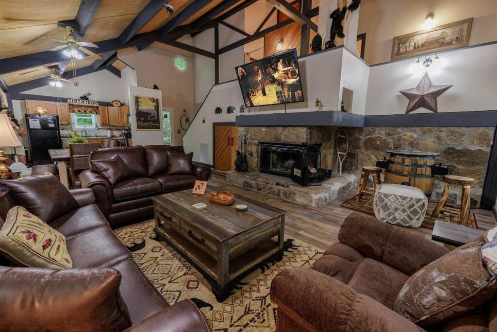 Misty Mountain Hop - Cobbly Nob Cabin With Hottub, Fast Wi-fi, Privacy, Pool * Gatlinburg