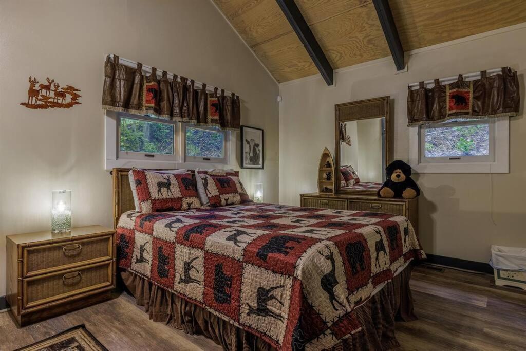 Holiday home Misty Mountain Hop - Cobbly Nob Cabin With Hottub, Fast Wi-fi, Privacy, Pool *