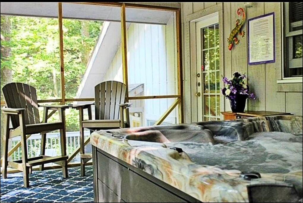 Holiday home Misty Mountain Hop - Cobbly Nob Cabin With Hottub, Fast Wi-fi, Privacy, Pool *